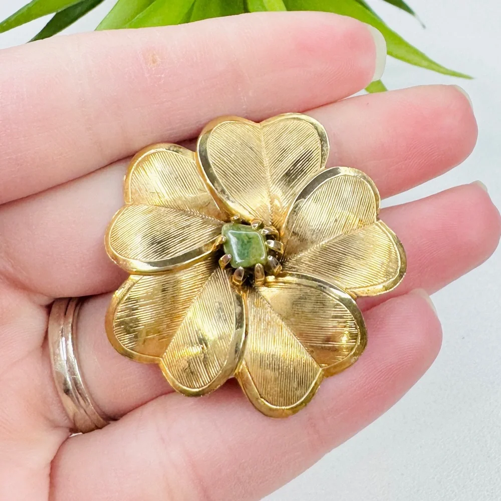 Vintage 60s Retro Nephrite Jade Center Clover Petal Textured Flower Brooch